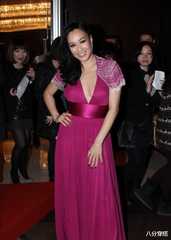 八分穿搭|钟丽缇穿出了“微胖美精髓”，玫紫色连衣裙优雅高贵，曲线丰盈