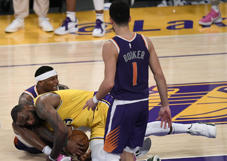 湖人队|结束了！湖人2-4太阳，布克狂轰47分，詹姆斯空砍29+9+7