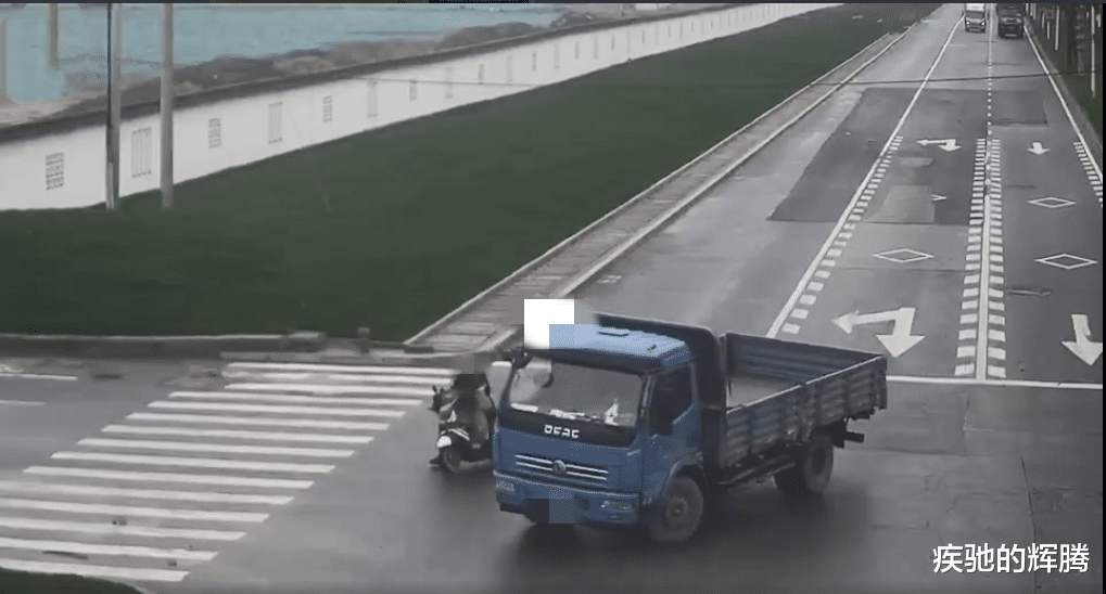 疾驰的辉腾 浙江杭州：富阳一货车司机驾驶时居然注意不集中，结果真的是悲剧