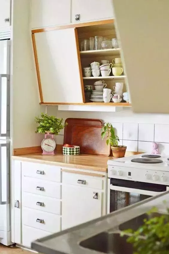 头一次见厨房吊柜这样装,科学、实用、再也不碰头!