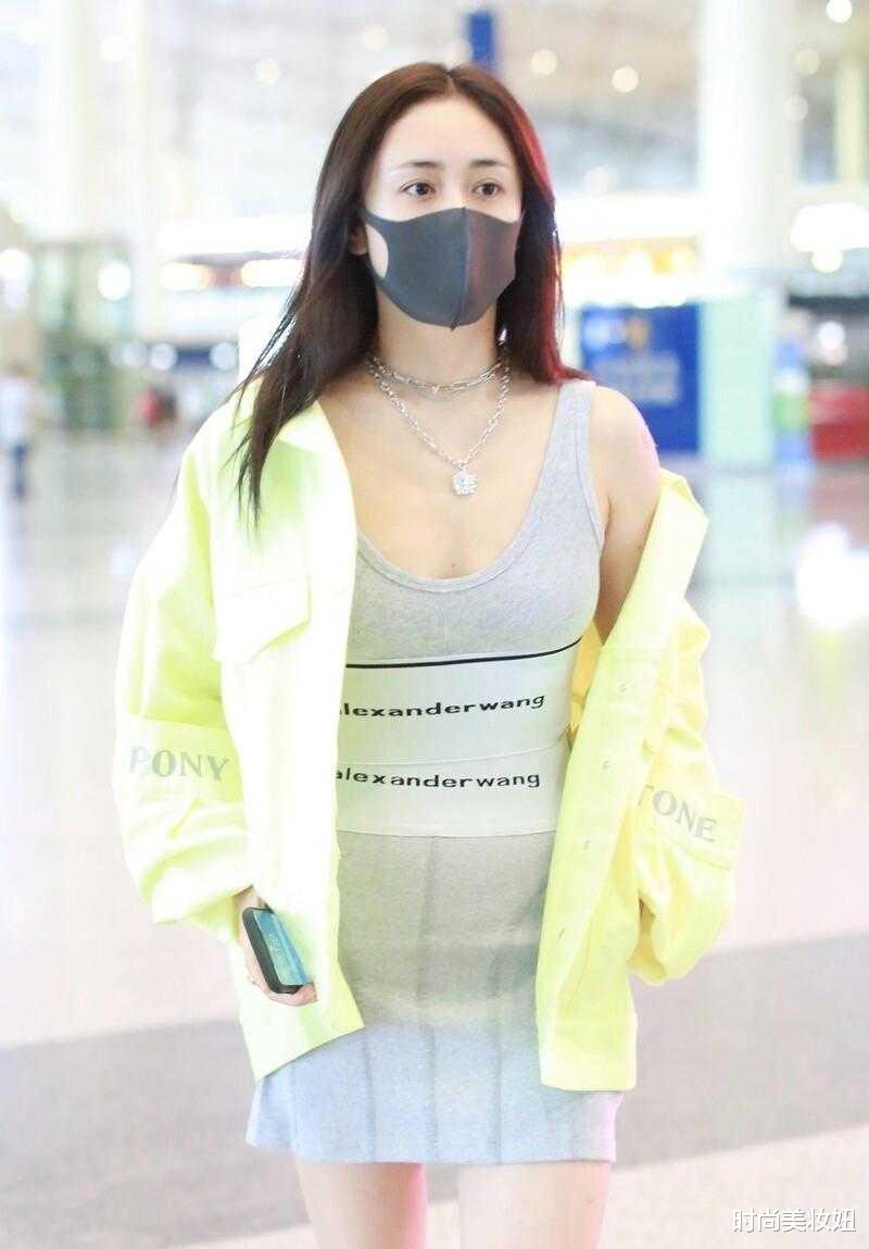 时尚美妆妞|刘芸走机场真的好敢穿，运动背心裙配衬衫，身材有点肉感更好看