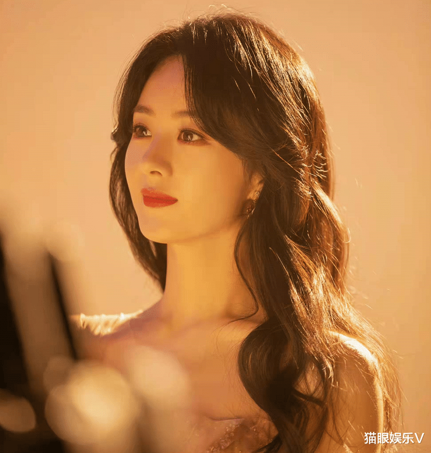 赵丽颖|34岁赵丽颖穿抹胸礼服小秀香肩，侧脸精致贵气，身材纤细不像娃妈