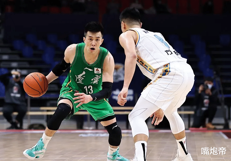 遼寧男籃|最大爭議！遼寧2次好球被吹，楊鳴暴跳如雷狂奔3米吃T，裁判拒看回放