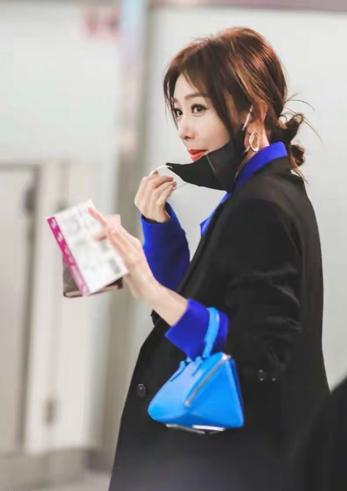 |秦岚走机场不低调，穿3千毛衣配西装气场强，拎7千包一看就是贵妇