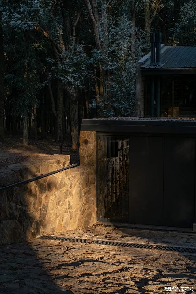 混凝土|顺应场地高差，面向湖景：这个住宅看起来旧旧的，内部却光影斑驳