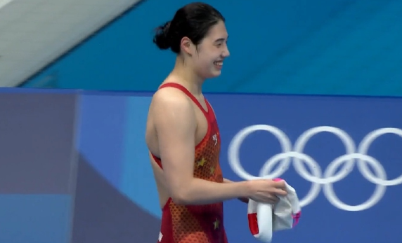 出水芙蓉|出水芙蓉！张雨霏笑容真甜，吐舌表情太可爱，中国游泳首金稳了