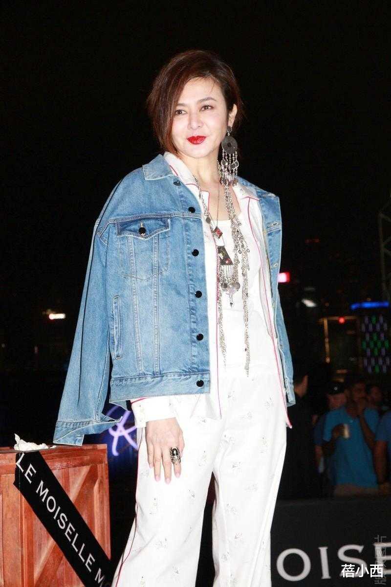 蓓小西|58岁关之琳改走混搭风，穿牛仔外套配睡衣风套装，真是不老女神