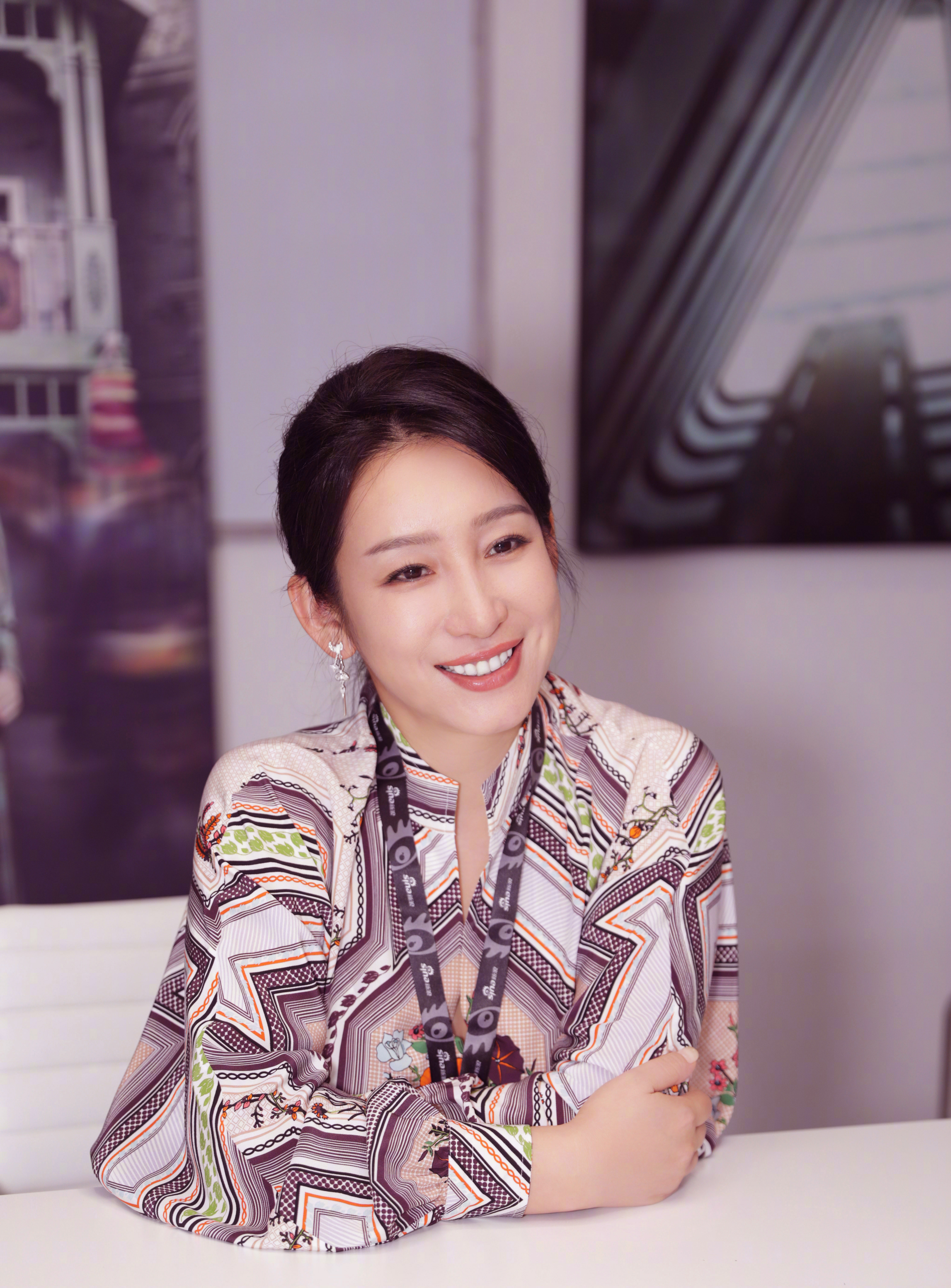 秦海璐|《悬崖之上》主演秦海璐：老公王新军挣的钱也“姓秦”