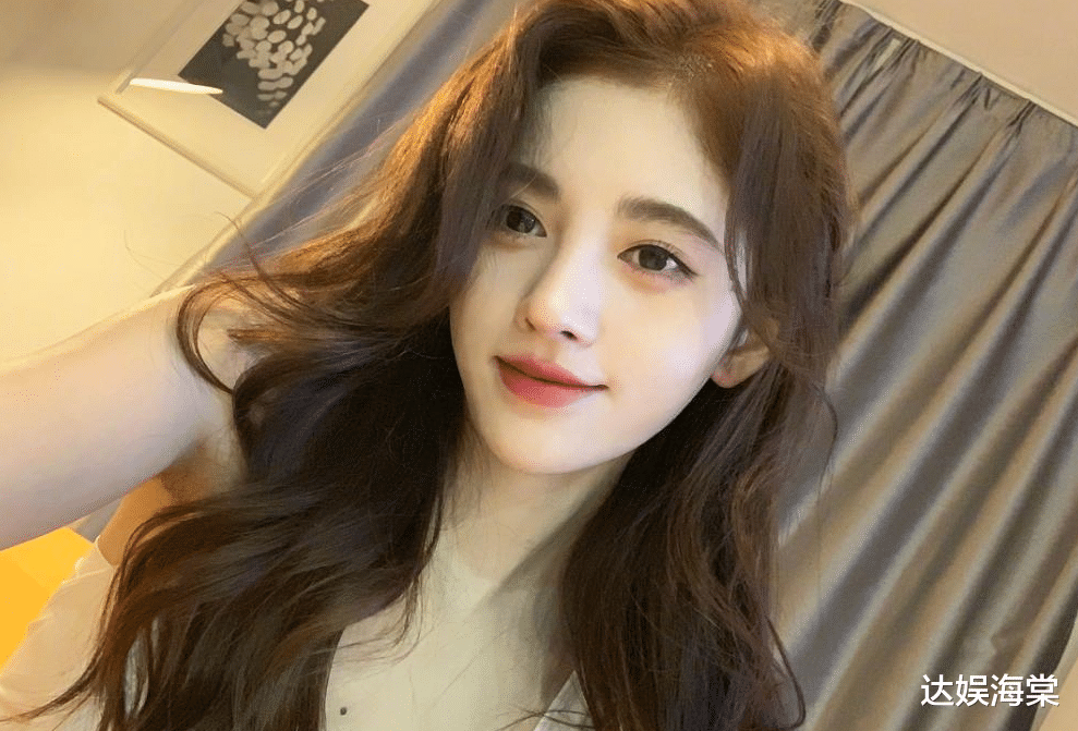 贾玲|贾玲瘦成一道闪电有多不容易？看清她和鞠婧祎的合照：难度挺大