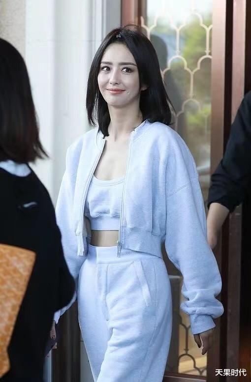 天果时代 佟丽娅“女团装”真火辣,外套敞穿露蛮腰,新风格太惊艳