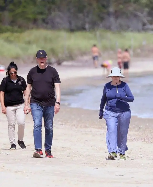 全球时尚号|克林顿夫妇享受老年时光，两人漫步海滩搭配保守，希拉里身材走样