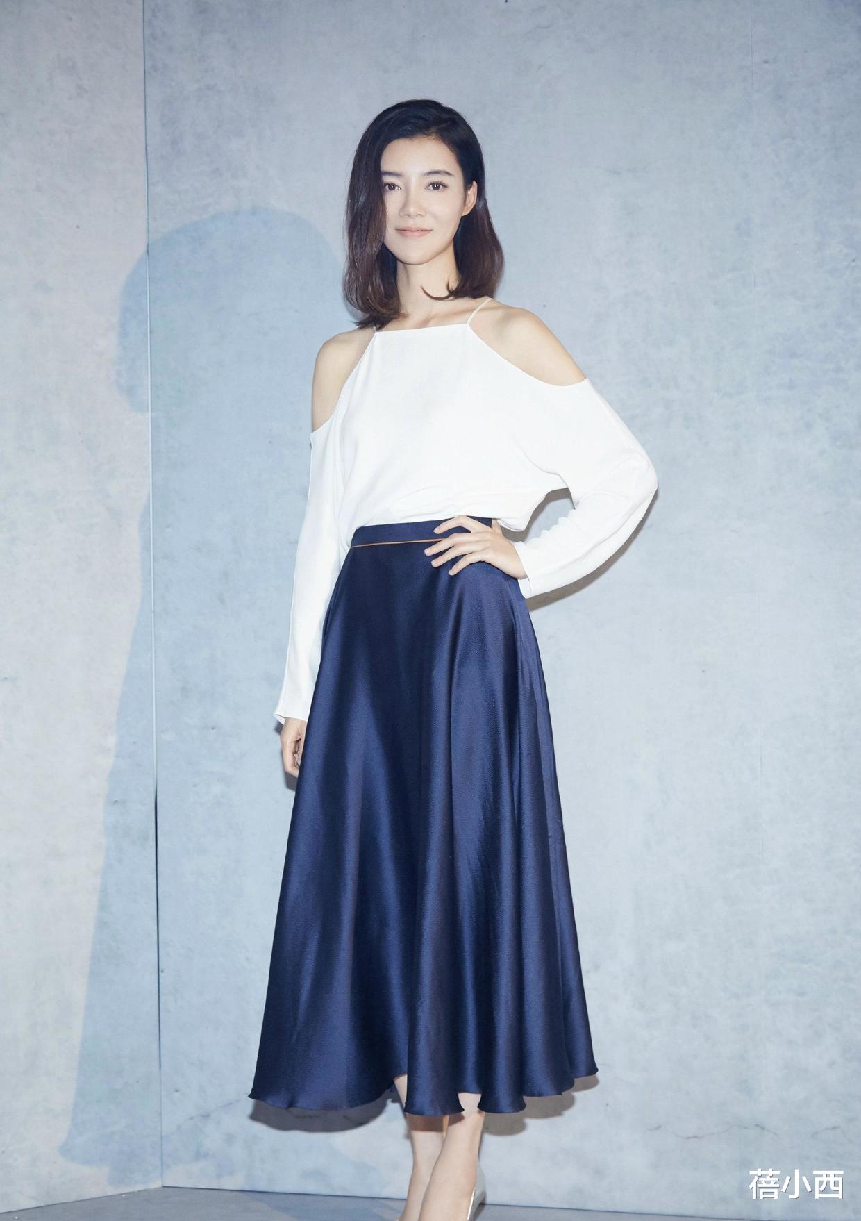 蓓小西|真是被车晓美到了，虽不丰满，但将深V裙穿出不同魅力，气质惊艳