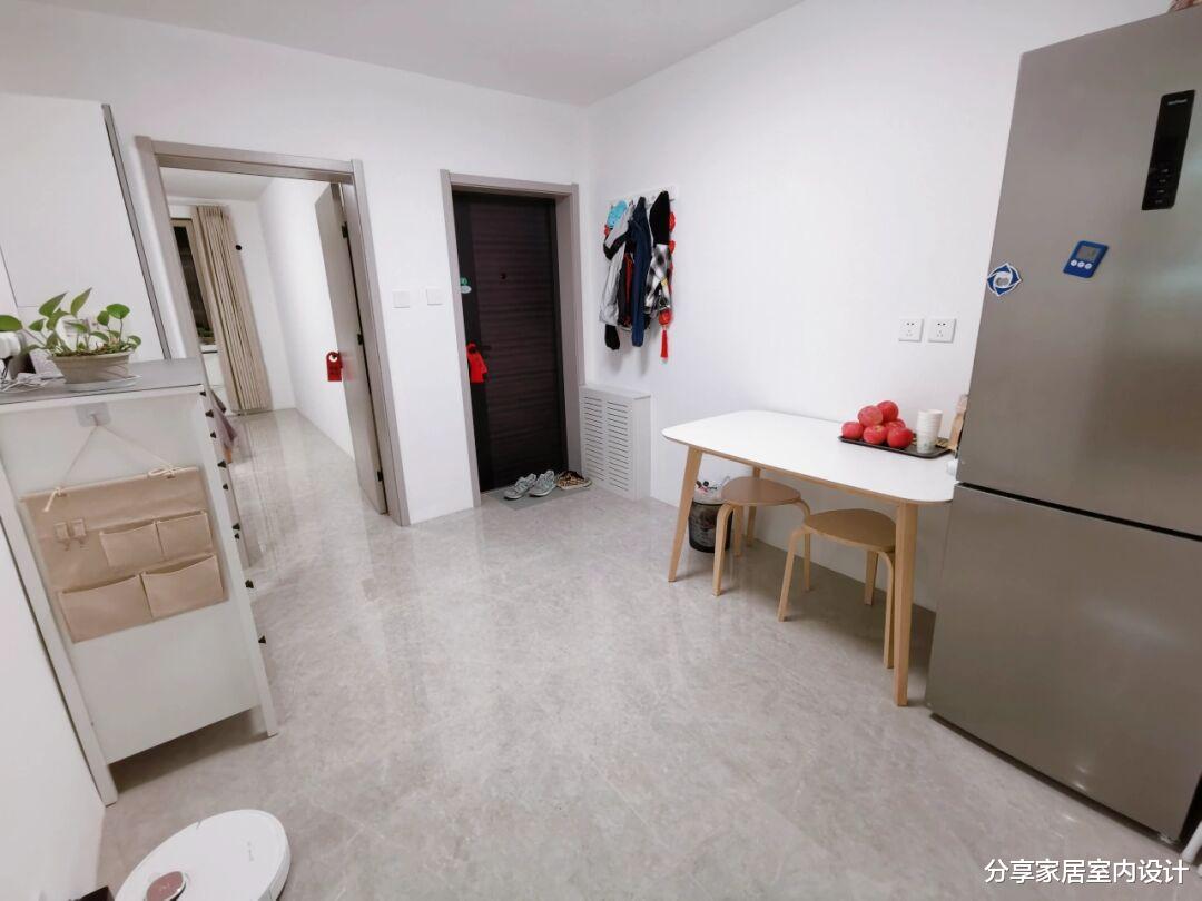 这是我见过最极简的装修，全屋大白墙，不做吊顶，一家三口很幸福