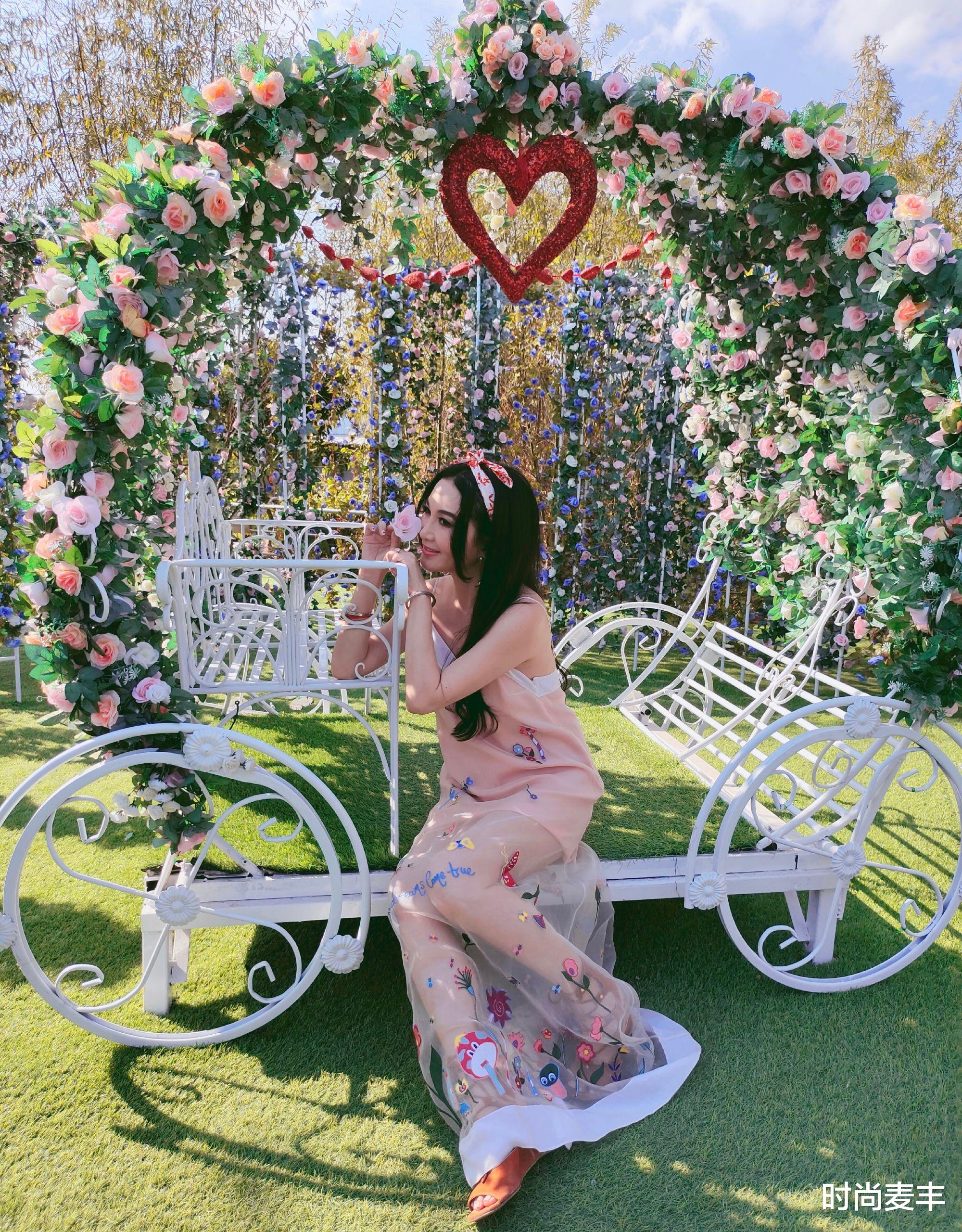 粉色|她之后再无妲己！55岁不服老穿粉色字母透视纱裙，复古发带公主风