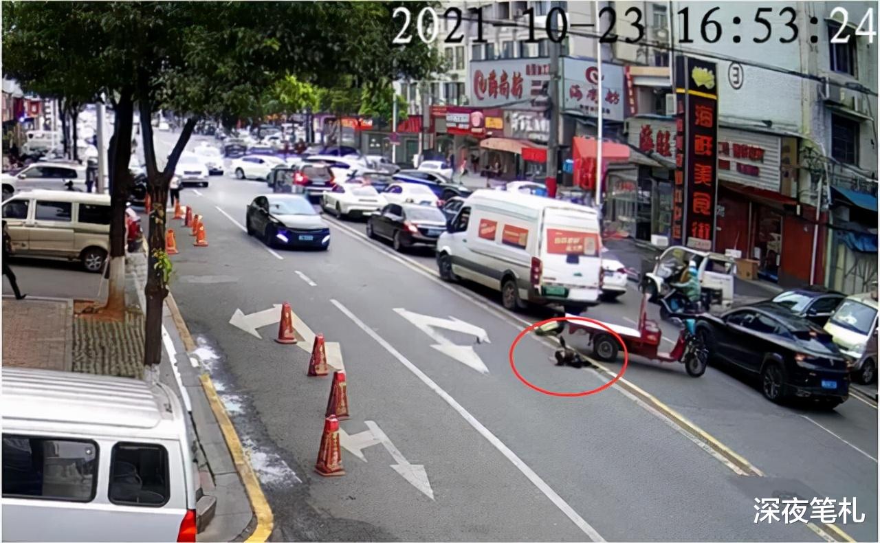 湖南长沙,2岁娃误发动三轮车,冲出马路,撞击轿车,严重受伤!
