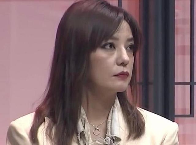 李沁|14年前，李钰患病离世，穿漂亮婚服安葬，汪雨帮她尽孝还扫墓10年