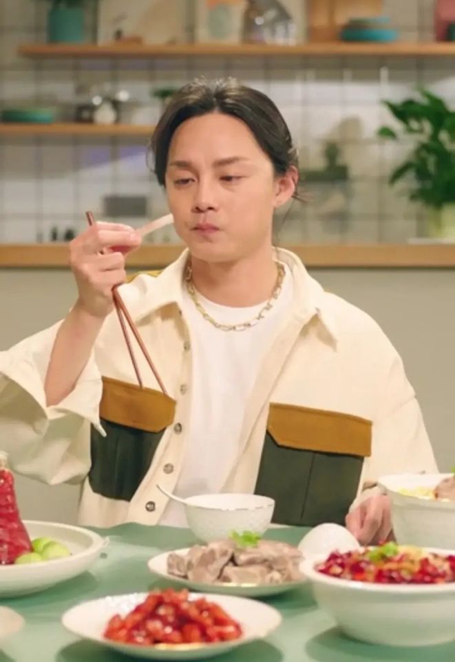 彭于晏|彭于晏瘦到脊椎骨凸起，尹正吃到猪肉笑出表情包，明星减肥太狠了