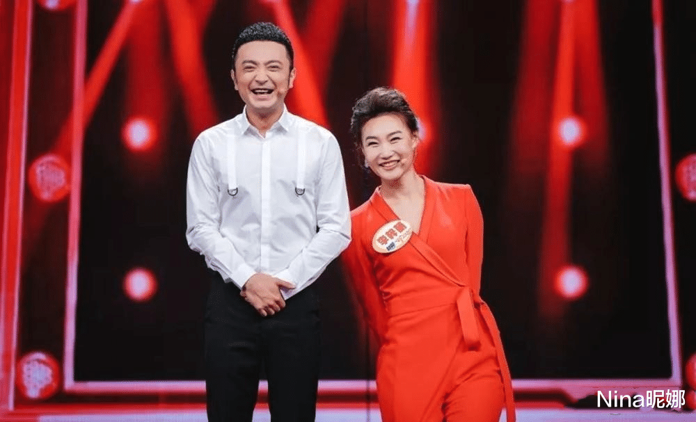 郑爽|央视主持李梓萌闪耀央视元宵晚会，穿拖地长裙秀“沙漏身材”，摘假发戴大金耳环真美