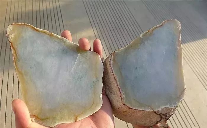 翡翠|价值80万的翡翠原石，“丑陋”的皮壳，切出了意想不到的惊喜！