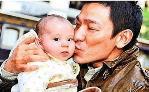 刘德华|38年前，刘德华亲吻的婴儿，长大后网友开玩笑：把他“踢下神坛”