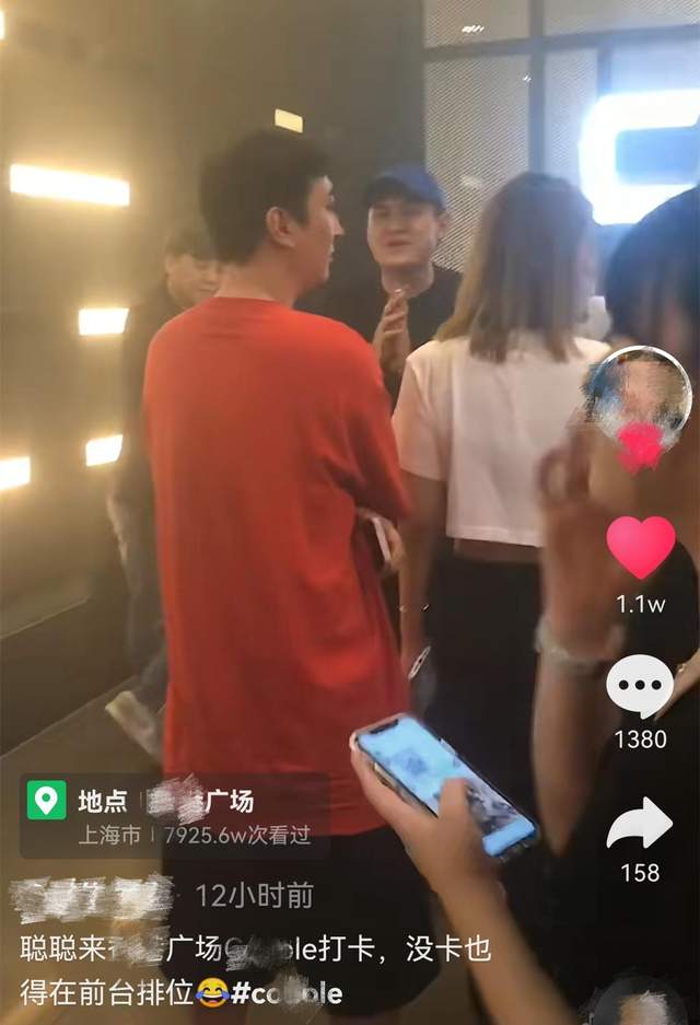 王思聪|王思聪一周两次现身酒吧，却被拦在门外等位，身旁女伴蚂蚁腰吸睛