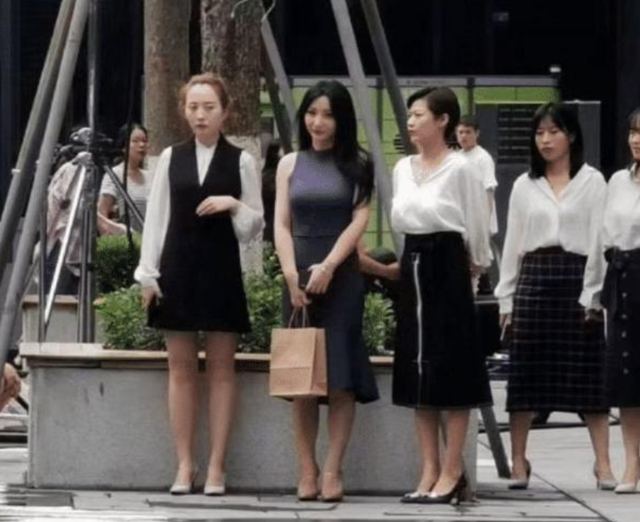 赵丽颖|41岁柳岩被路人抓拍，生图下身材引热议：还算是女神吗