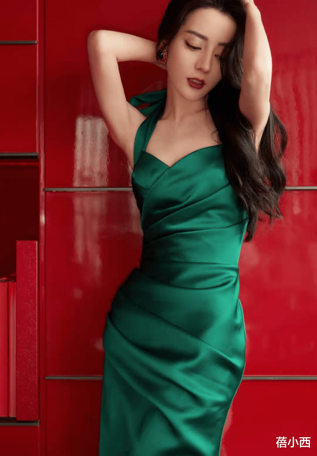 蓓小西 迪丽热巴果真是人美身材好,一袭墨绿色吊带裙,明媚动人又性感