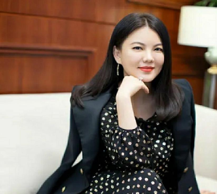 关晓彤|李湘与新男友住酒店被拍，携带大量私人用品，疑似已经同居！