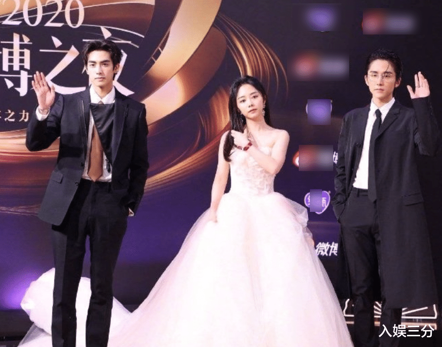 谭松韵|谭松韵与两位哥哥同框，穿公主长裙不方便，他们下意识动作慕了