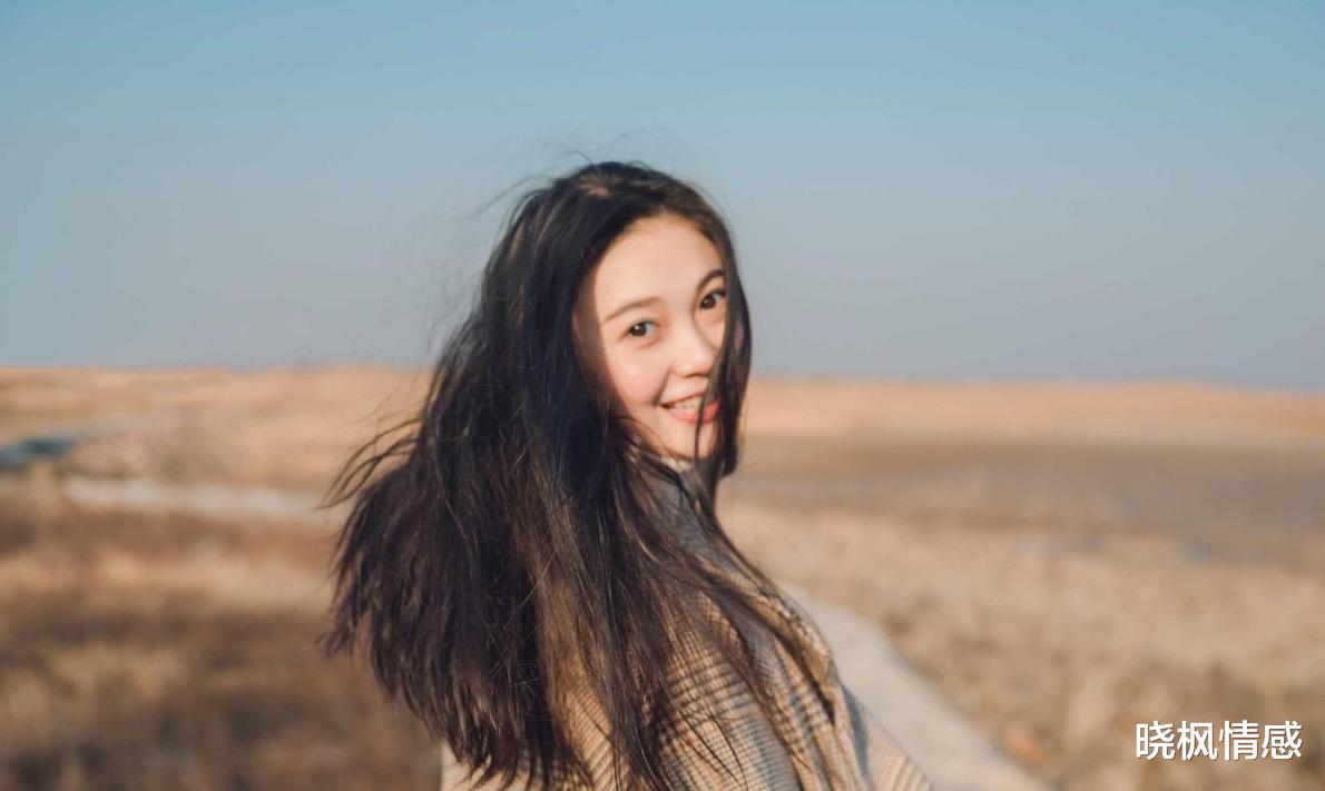 晓枫情感 女人出现这些“身体语言”,其实是在暗示你追求她