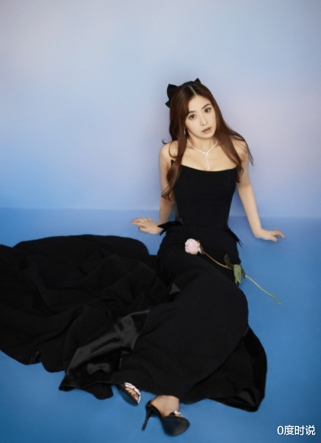 张含韵|张含韵翻红后愈发大胆,挑战抹胸人鱼裙,哪像32岁的人