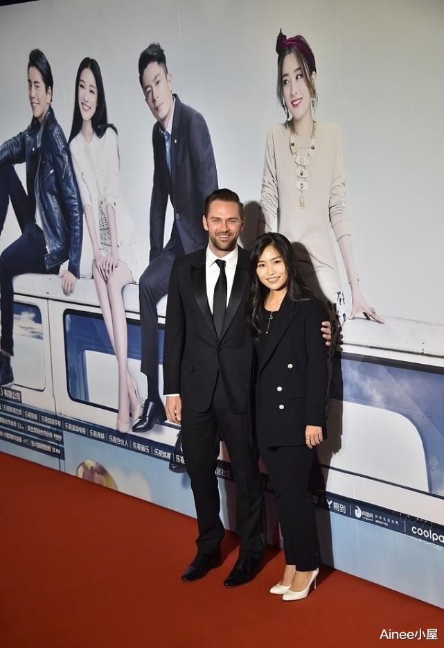 张艺谋|张艺谋女儿和外籍老公同框,穿西装干练简约,身材挺娇小的