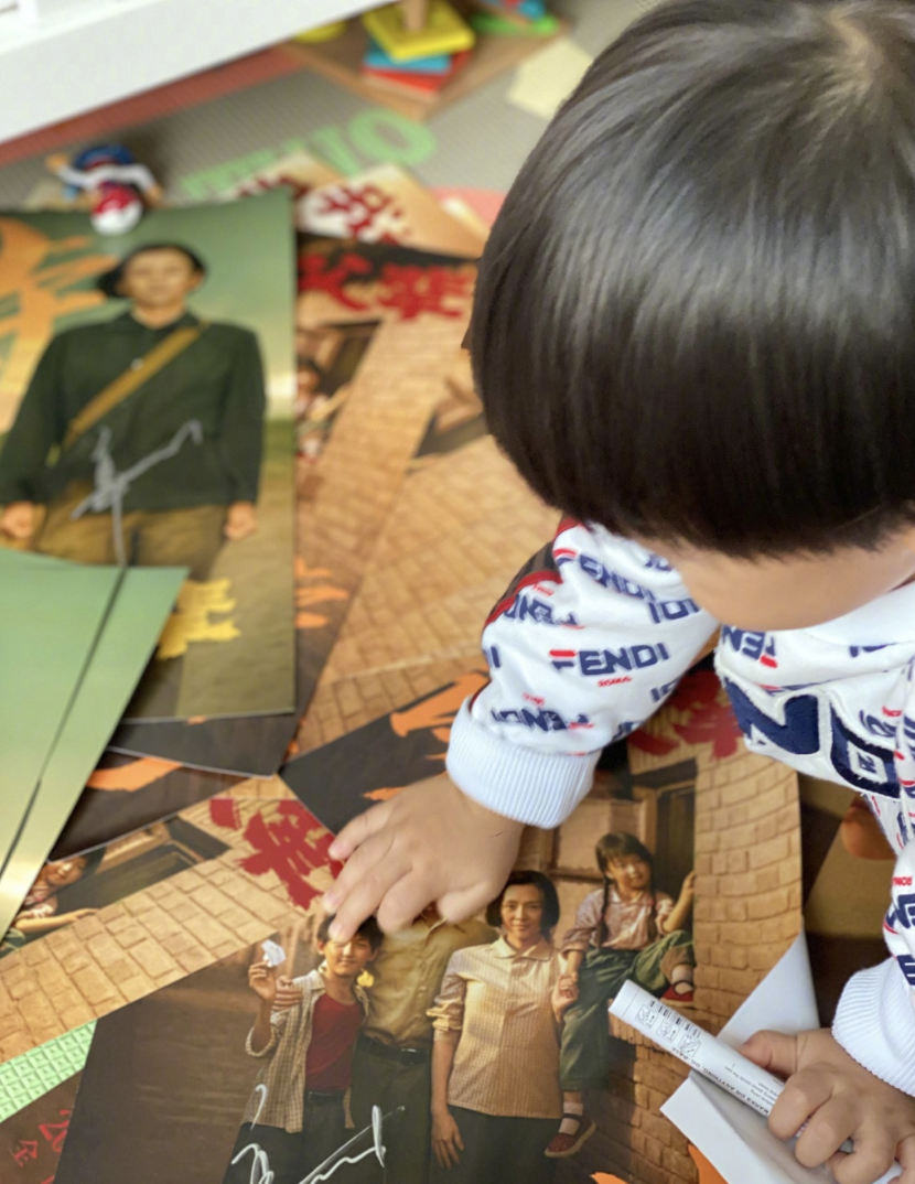 章子怡|章子怡晒儿子亲吻电影海报里的妈妈，宠溺地感慨：深情的小可爱