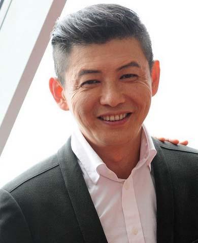 程前|如今的程前57岁了，也算是老来得子，一家三口看上去十分的幸福