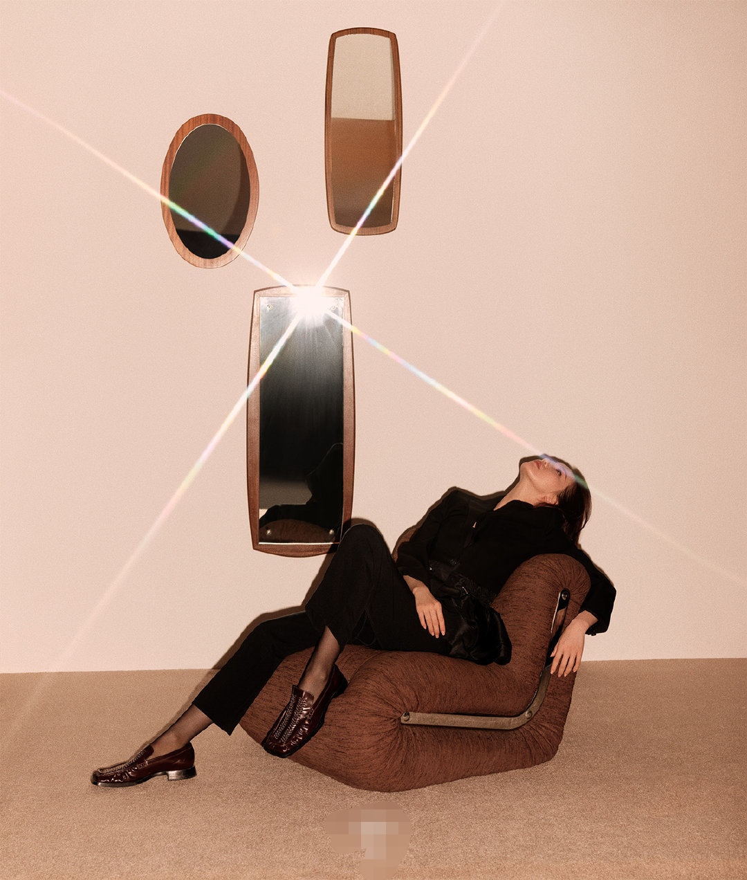 刘诗诗|刘诗诗最新大片，穿红色亮片裙，半躺地上上演美人鱼出水