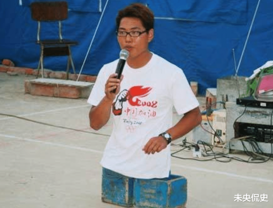 吴越|流浪歌手没双腿没文化，却娶了漂亮姑娘活成励志人物，他凭啥