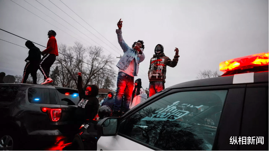 纵相新闻 非裔男子被警察当街击毙，美明尼苏达州再现抗议骚乱