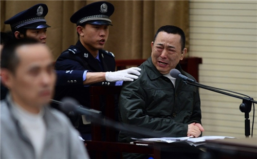 汶川地震 他身价400亿,汶川地震主动捐五千万,被抓时缴获一个排的武器