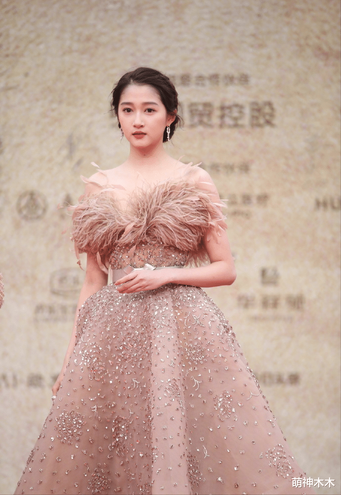 高定|金鸡奖成高定赛场！李冰冰咖位不敌张小斐，关晓彤解锁仙牌却失手