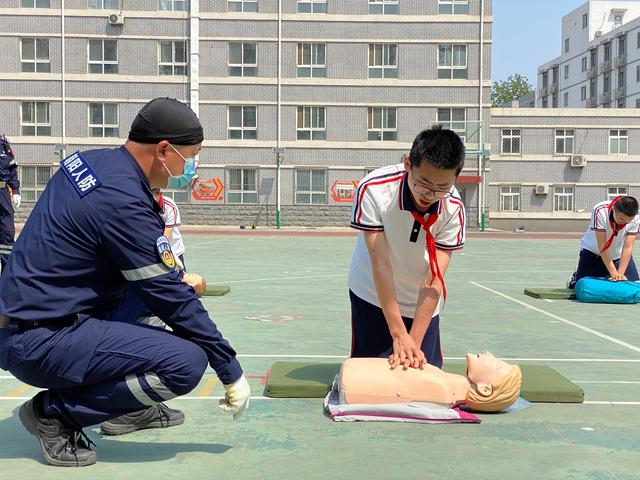 北京日报客户端 “5.12”防灾减灾日，北京中学生演练“穿越火线”