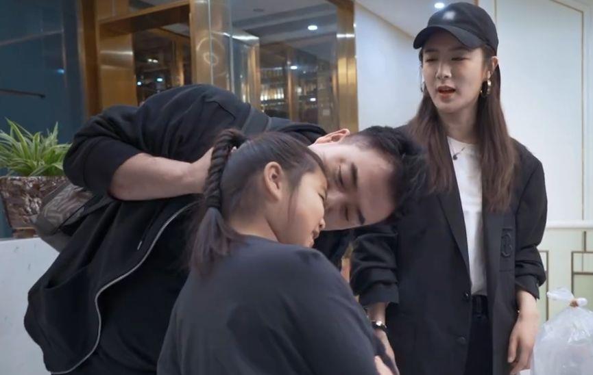 薇娅|薇娅被封杀后,老公现身公司处理后续事情,神情落寞显孤单