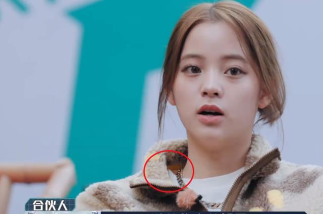 欧阳娜娜|欧阳娜娜穿衣服露出肩带，被提醒后还不收敛，范丞丞都舍不得移眼