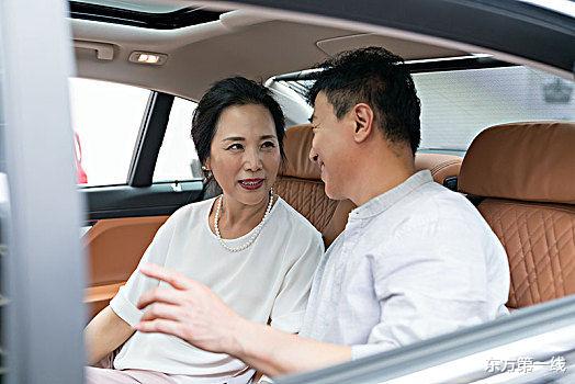  52岁大妈和35岁小伙再婚，因为生活太寂寞，大妈：他让我很满足