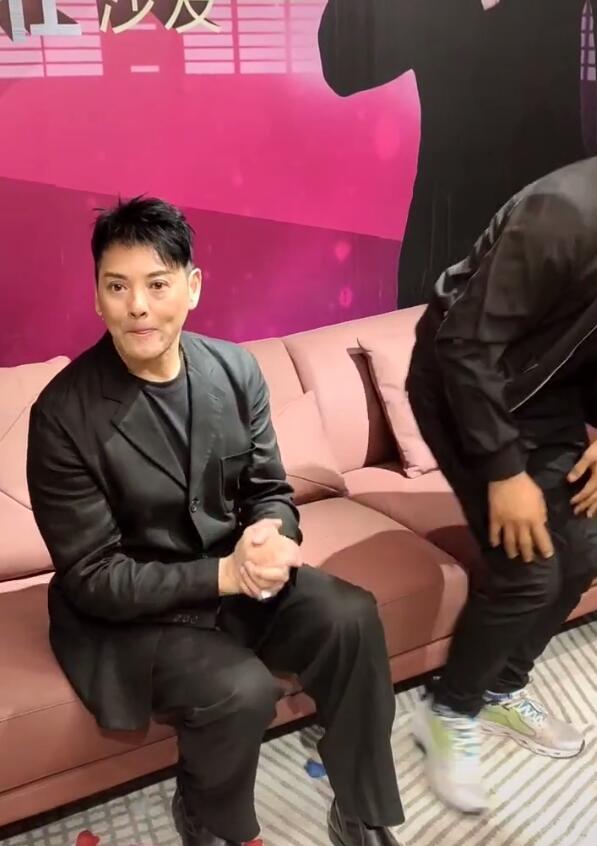 莫少聪|洪欣前男友莫少聪商演，穿衣破旧褶皱显寒酸，网友：混到这地步了