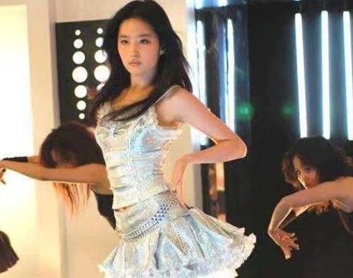 刘亦菲|刘亦菲18岁照片流出，不愧的刘亦菲！从小就好看！