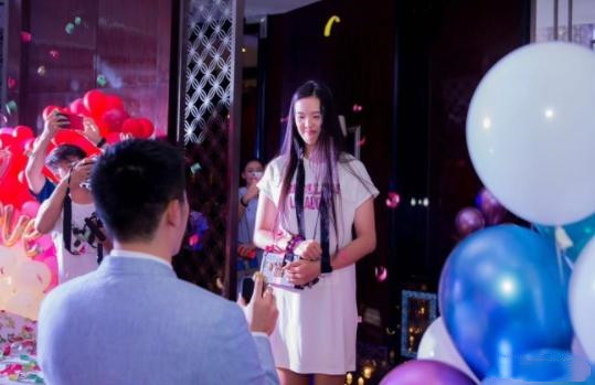 张常宁|为练标准求婚动作，冠希练深蹲，张常宁透露退役和生孩子计划