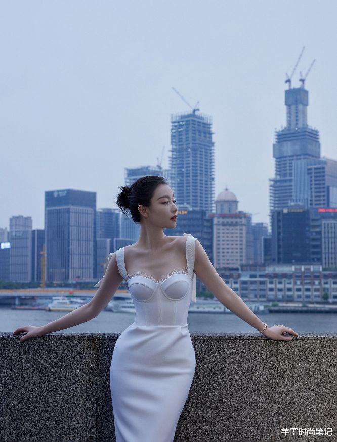 芊墨时尚笔记|杨幂和倪妮同为气质女神,穿搭简约又大方,展现的风格却截然不同