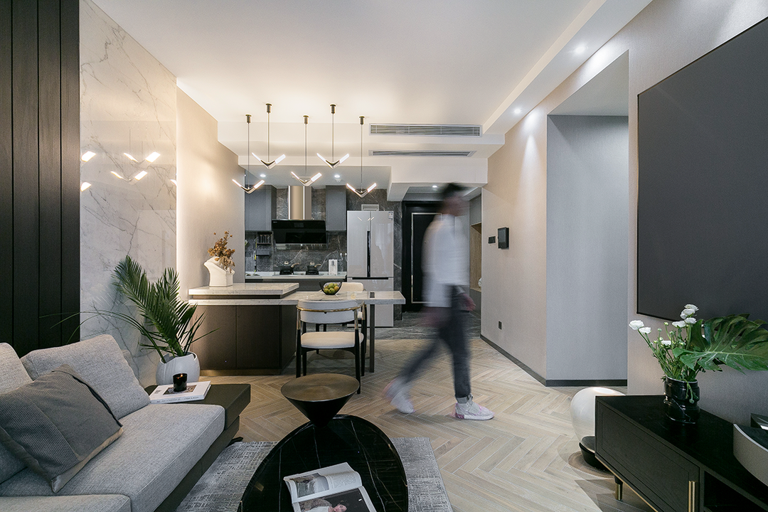 设计师|单身女青年的家,客厅选择超大电视机,让客厅瞬间变成影音室