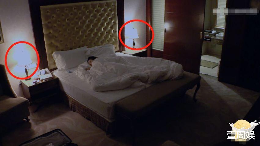 陈小纭|陈小纭睡觉不关灯，对着镜头在床上跳舞，沈梦辰直呼太吓人了！