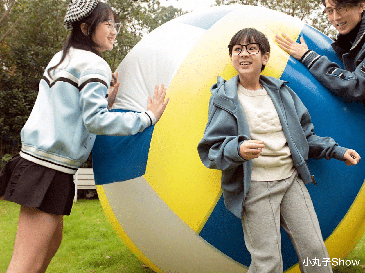 吴尊|吴尊携儿女拍亲子大片,沙发玩电动超级温馨,星二代颜值越来越高